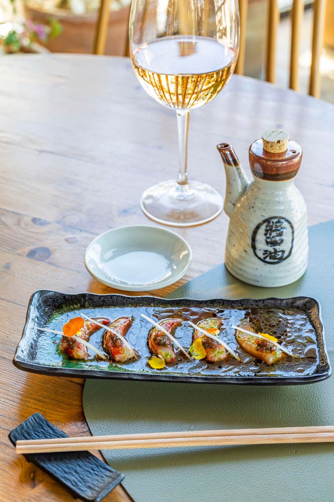 Aburi nigiri with rosé wine at OIKOS